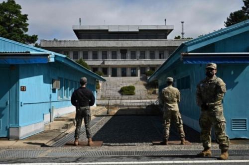 지난해 10월 한국군과 미군 장병들이 판문점에서 경계를 서고 있다. [사진 출처=AFP·연합뉴스]