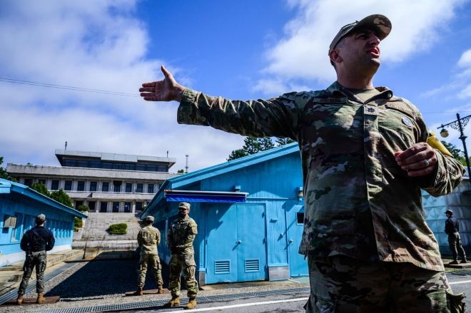 지난해 10월 판문점 공동경비구역(JSA)에서 유엔군사령부(UNC) 병사가 보초를 서고 있다. [사진출처= AFP/ 연합뉴스] (해당 사진은 기사와 직접적인 관련이 없습니다)