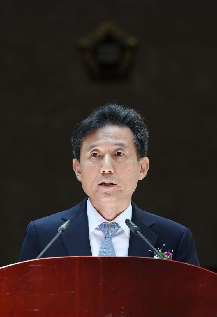 서경환 대법관이 19일 서울 서초구 대법원에서 열린 서경환·권영준 대법관 취임식에서 취임사를 하고 있다. [이미지출처=연합뉴스]