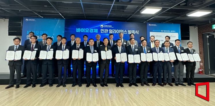 19일 오후 서울 동대문구 서울바이오허브에서 열린 '바이오경제 2.0 원탁회의'에서 '바이오경제 얼라이언스' 발족식 참가자들이 기념촬영을 하고 있다. [사진=이춘희 기자]