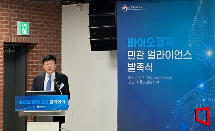 19일 오후 서울 동대문구 서울바이오허브에서 열린 '바이오경제 2.0 원탁회의'에서 존 림 삼성바이오로직스 대표가 사례 발표를 하고 있다. [사진=이춘희 기자]