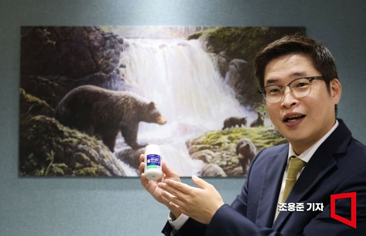 서욱 대웅제약 마케팅 사업부장이 펙수클루 모형품을 들고 설명하고 있다. 사진=조용준 기자 jun21@asiae.co.kr