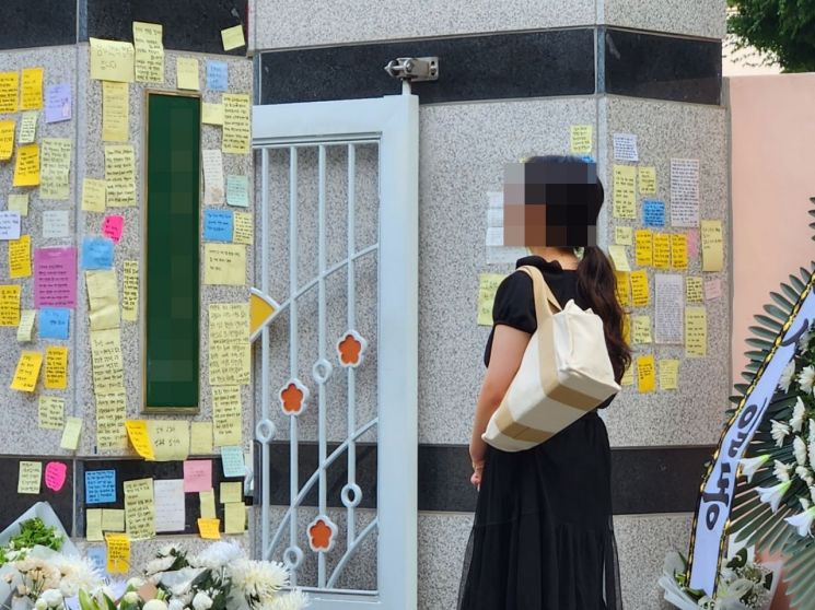 20일 오전 서울 서초구 한 초등학교 앞에서 시민이 추모를 하고 있다.[사진=임춘한 기자]