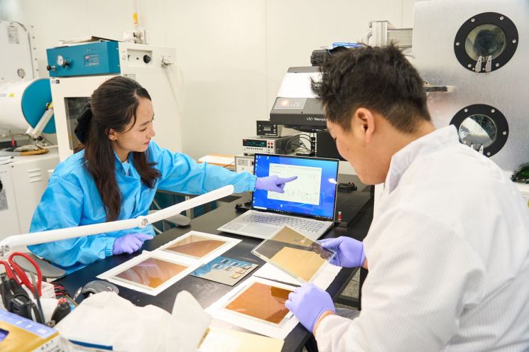 현대차그룹 기초소재연구센터 전자소자연구팀 소속 연구원들이 투평 페로브스카이트 태양전지를 개발하고 있다.[사진=현대차그룹]