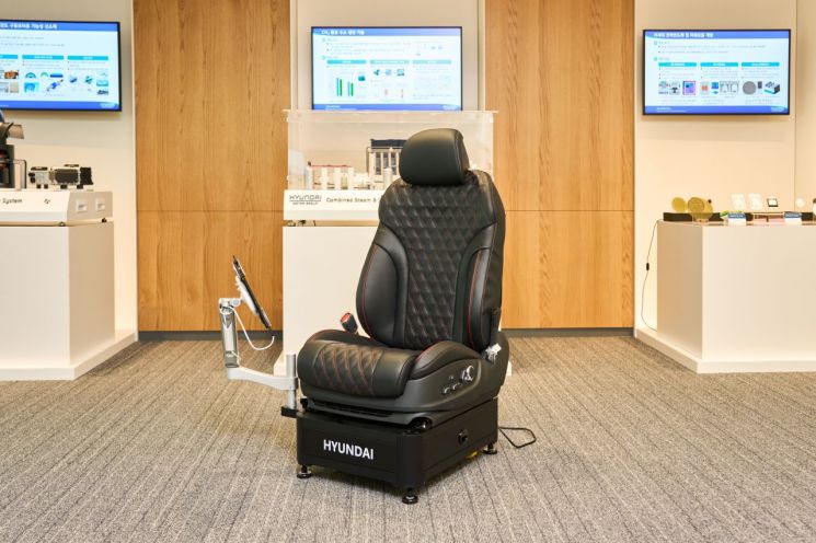 압력 감응형 소재는 시트의 폼과 커버 사이에 위치하며, 별도의 센서 없이 시트에 가해지는 압력을 전기적 신호 형태로 전달해 생체 신호를 파악할 수 있게 돕는 것이 특징이다.[사진=현대차그룹]