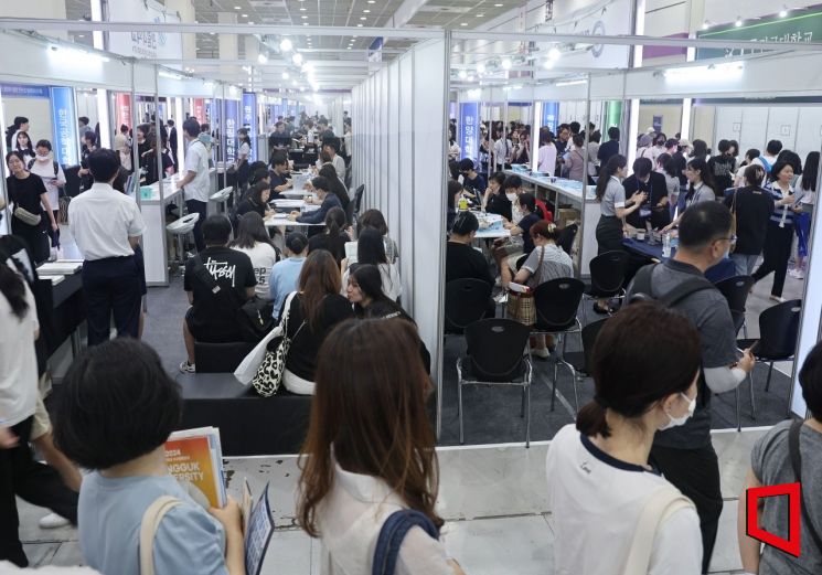 22일 까지 서울 코엑스에서 열리는 2024학년도 수시 대학입시정보박람회 첫날인 20일 학생과 학부모들이 대학 관계자들의 상담을 받거나 줄지어 순서를 기다리고 있다.