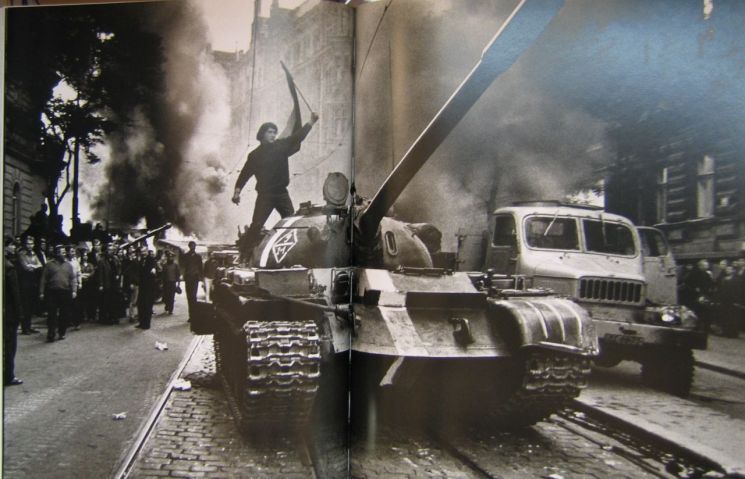 1968년 8월 프라하 시민이 멈춰선소련제 탱크 위에 올라가 체코슬로바키아 국기를 흔들고 있다. 사진=조성관 작가