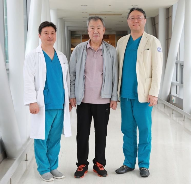 박순철(왼쪽부터) 서울성모병원 교수와 70대 대동맥류 환자, 김장용 교수가 기념 촬영을 하고 있다.