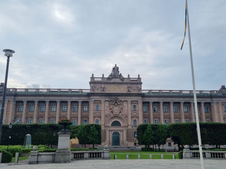 사진=스웨덴 국회의사당 전경. 스웨덴은 법 개정안을 만들 때 여야 정치인을 포함해 전문가 집단, 국민 의견 등을 충분히 수렴해 조사와 숙의를 거쳐 만든다. 이 과정을 담은 게 국가조사보고서(SOU) 제도다. 법안 마련을 위한 숙의에 평균 1.6개월이 걸린다. 10년 걸리는 조사도 있다. 이슈에 떠밀려 도깨비방망이처럼 법안을 뚝딱 만들어내는 법이 없다. 이후에는 국민 의견 수렴 절차인 '레미스'라는 과정을 한번 더 거친다. 스웨덴은 이러한 절차를 '민주주의의 핵심'이라고 말한다.