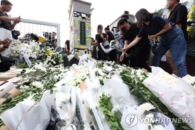20일 오후 신규교사가 극단적 선택을 한 서울 서초구 서이초등학교 앞에서 열린 추모행사에 추모객들의 발길이 이어지고 있다 [사진출처=연합뉴스]
