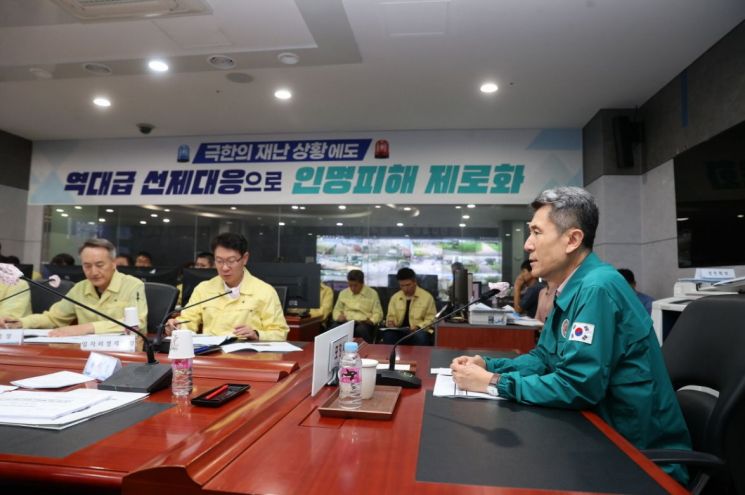 포항시는 지난 16일 시청 재난안전상황실에서 이강덕 시장 주재로 ‘극한 호우 대비 산사태 인명 피해 위험 대응 회의’를 긴급 개최했다.