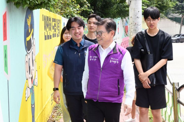 이필형 동대문구청장 벽화 따라 걸으며 대학생들과 소통 