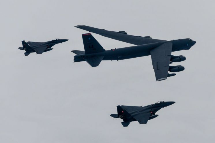 지난 13일 한미 연합공중훈련에 참가한 B-52 전략폭격기의 모습.[이미지출처=연합뉴스]