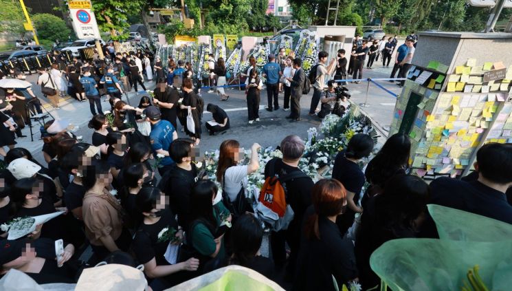 지난 20일 오후 서울 서초구 서이초등학교 앞에 추모객들이 줄지어 서 있다. [이미지출처=연합뉴스]