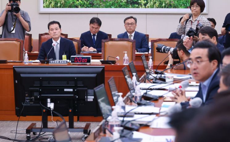 김영호 통일부 장관 후보자가 21일 오전 서울 여의도 국회에서 열린 인사청문회에서 야당 의원들의 자료 제출 요구 발언을 듣고 있다. [이미지출처=연합뉴스]