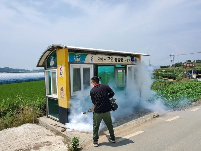 지난 19일부터 방역기동단을 구성해 읍 시가지를 비롯해 하수구 등 취약지 집중 소독 방역을 하고 있다. [사진제공=해남군]