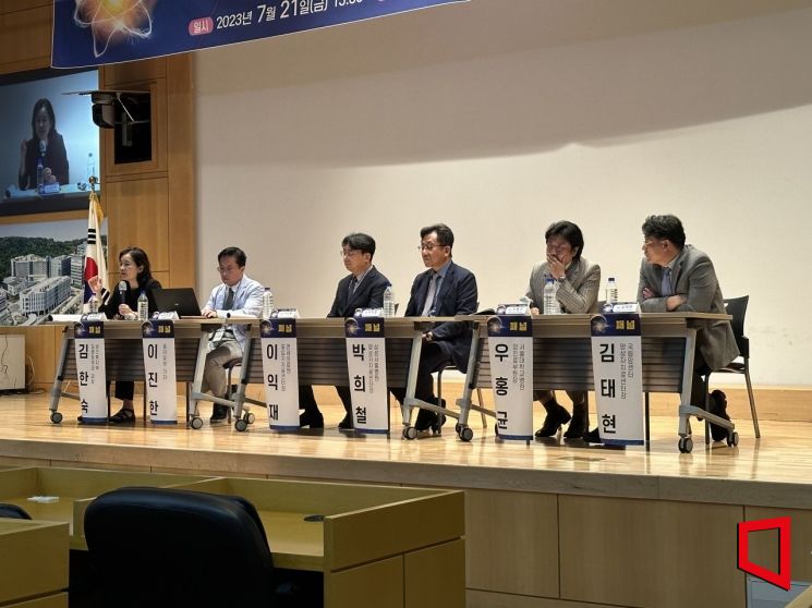 국립암센터와 암정복추진기획단이 21일 오후 경기도 일산 국립암센터에서 개최한 제78회 암 정복 포럼에서 패널들이 토론하고 있다. [사진=이명환 기자]