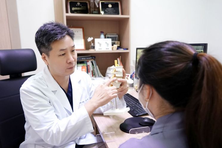 Jeon Jae-gyun, diretor do Spine Center no Yes Seoul Hospital. [사진제공=서울예스병원]