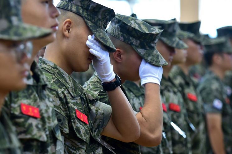 22일 고 채수근 상병 영결식에서 해병대원들이 눈물을 흘리고 있다.[사진출처=연합뉴스]