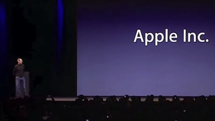 스티브 잡스 애플 창업자가 2007년 1월 아이폰 발표 행사에서 애플 컴퓨터의 사명을 애플로 변경한다고 발표하고 있다. 사진=유튜브.