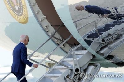 조 바이든 미국 대통령이 14단짜리 계단으로 전용기에 오르고 있다. [이미지출처=연합뉴스]