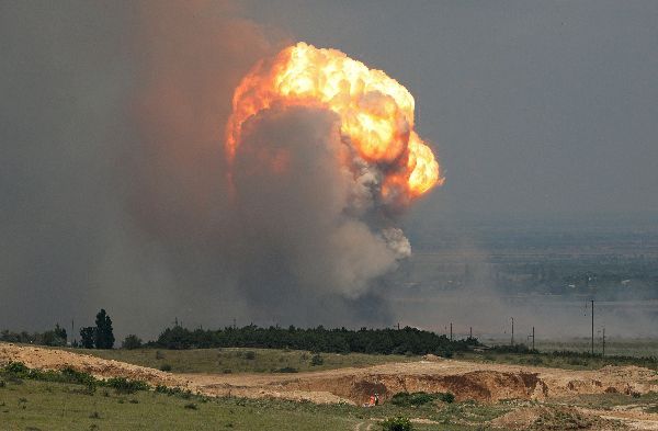 지난해 7월19일(현지시간) 크림반도 키로브스케 지역 군사 훈련장에서 폭발이 일어나며 불길이 솟구치고 있다. [이미지출처=연합뉴스]