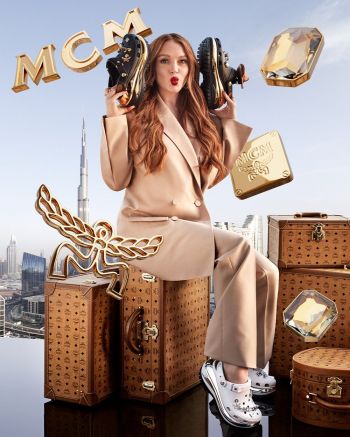 MCM과 크록스가 협업한 ‘메가 크러쉬 클로그’와 캠페인 모델 린제이 로한. [사진제공=MCM]