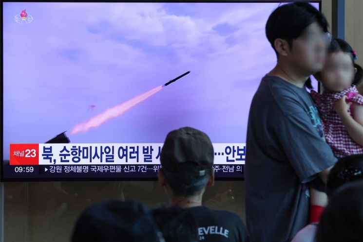 북한이 서해상으로 순항미사일을 발사한 22일 오전 서울역 대합실에서 시민들이 관련 보도를 보고 있다. 북한의 미사일 발사는 지난 19일 동해상으로 쏜 단거리 탄도미사일(SRBM) 2발 이후 3일 만이다. [이미지출처=연합뉴스]