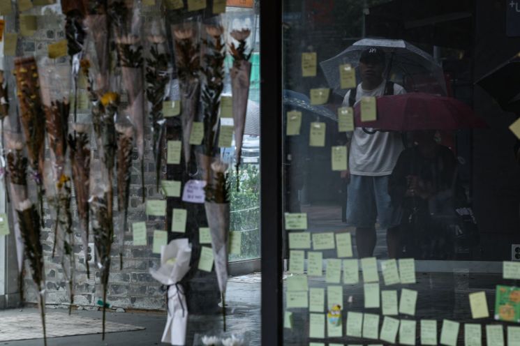 신림역 인근에서 흉기난동 사건으로 숨진 20대 남성을 추모하는 공간을 찾은 시민들. [이미지출처=연합뉴스]