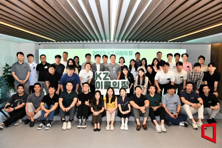 최윤범 고려아연 회장(가운데)과 임직원들이 21일 오후 서울 논현동 고려아연 본사 라운지에서 개최된 ‘생각을 읽다,마음을 잇다’ 타운홀 미팅을 마친 뒤 기념촬영을 하고 있다.