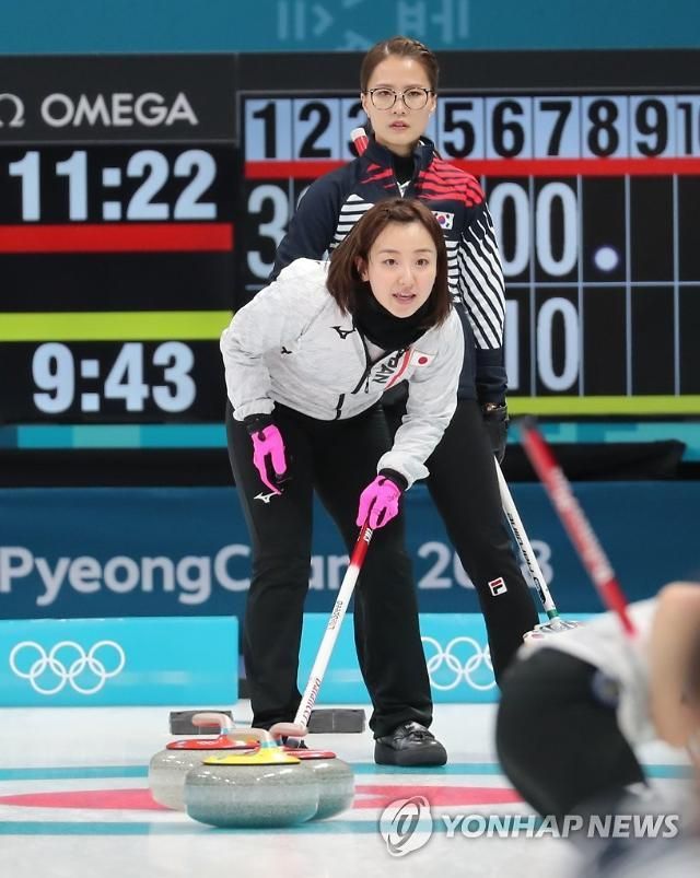 在2018年平昌冬季奥运会女子冰壶项目中，与我国代表队“Team Kim”的“眼镜学姐”选手 Kim Eunjung 形成竞争关系而备受关注的日本选手 Fujisawa Satsuki 近日公开了令人惊讶的近况。 [图片来源=联合通讯社供图]