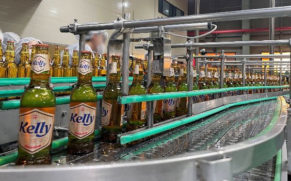 HiteJinro江原工厂正在生产啤酒“Kelly”。