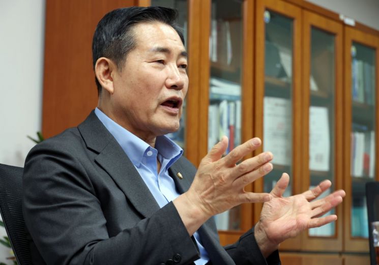 [잊혀진 영웅]④신원식 "영웅의 희생, 걸맞게 대우해야"