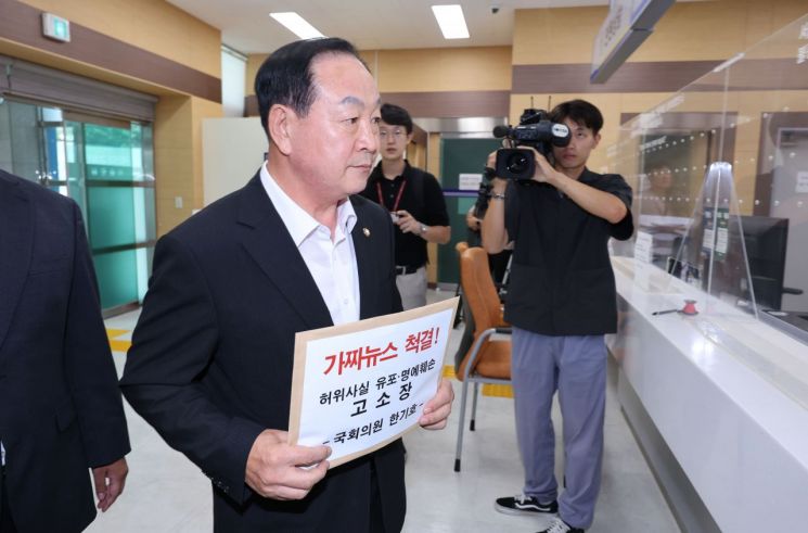 한기호 국민의힘 의원이 24일 오전 서울경찰청 종합민원실에서 서이초 가짜뉴스 최초 유포자와 방송인 김어준씨를 허위사실 유포 및 명예훼손 혐의로 고소하기 위해 이동하고 있다. [이미지출처=연합뉴스]