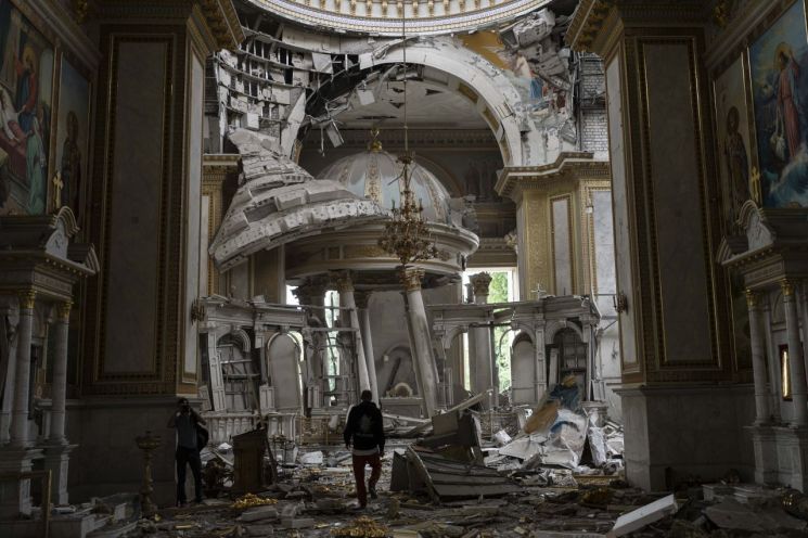23일(현지시간) 우크라이나 남부 항구도시 오데사에서 한 교회 관계자가 러시아군의 공습으로 파괴된 성당을 살펴보고 있다. [이미지출처=연합뉴스]