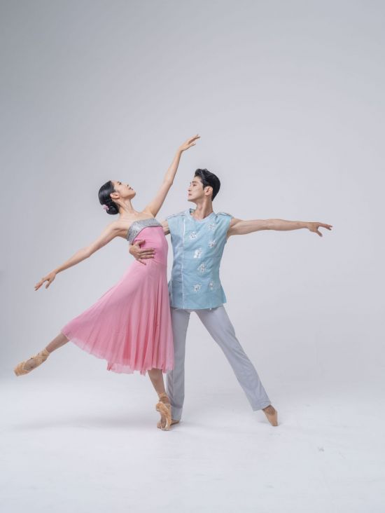 在《安重根 在天堂的舞蹈》中饰演安重根义士和其妻子 Kim Alyeo 的 Lee Donghun（右）与 Lee Eunwon。  M芭蕾舞团提供, ©Kim Ilwoo