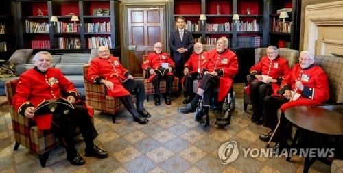 박민식 국가보훈처장(현 국가보훈부 장관)이 2023년 2월 3일 영국 첼시왕립병원에서 영국 경연프로그램 '브리티시 갓 탤런트' 우승자인 6.25 참전용사 콜린 새커리와 기념 촬영하고 있다. [이미지출처=연합뉴스]
