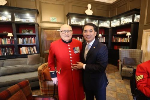 브리티시 갓 탤런트 우승한 6.25 참전용사와 기념 촬영하는 박민식 보훈부 장관