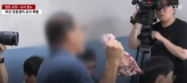 시 교육청과 교직 단체들의 발표 이후 언론과의 질의응답을 시작하려 할 때쯤 한 남성이 "잠깐만요"라고 외친 뒤 자리에서 일어나서 "제 딸도 똑같이 죽었다"라며 흐느꼈다. 이 남성은 자신의 딸이 사립학교 기간제 교사였는데 최근 논란이 되는 교권 침해 문제를 겪고 6개월 전 사망했다고 말했다. [사진출처=YTN]