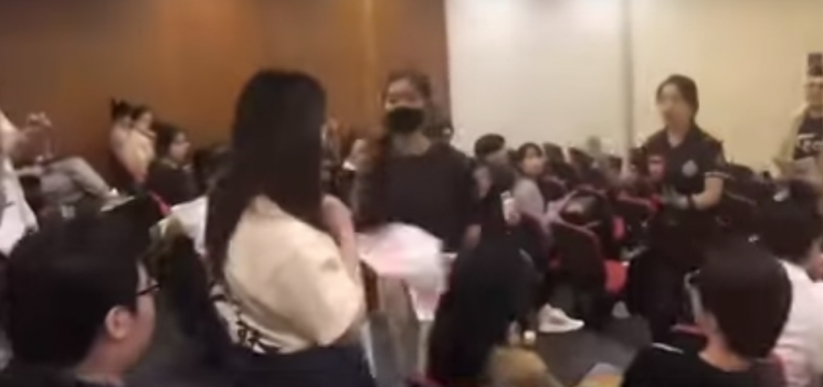 홍콩 학생들의 시위는 그 자리에 있던 중국 학생들의 거센 반발에 부딪혔다. 중국 학생들은 전단을 뺏어 찢어버리거나, 구겨 트려 홍콩 학생을 향해 집어 던졌다. 학생들 간에 고성과 실랑이, 욕설이 오가는 등 험악한 대치 상황이 벌어졌다. [사진출처=유튜브]