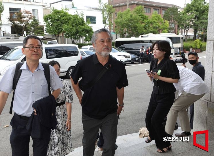 [포토]헌재 대심판정 들어서는 이정민 이태원참사 유가족협의회 대표 직무대행 