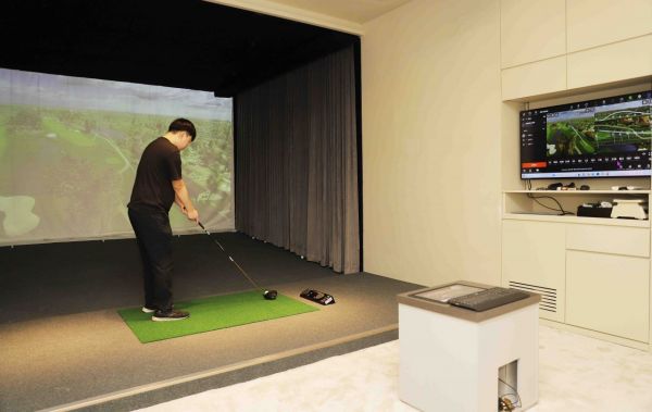 신세계 경기점 8층 '신세계 골프샵' 스튜디오형 시타실에서 고객이 골프채를 사용해보고 있다[사진제공=신세계백화점].