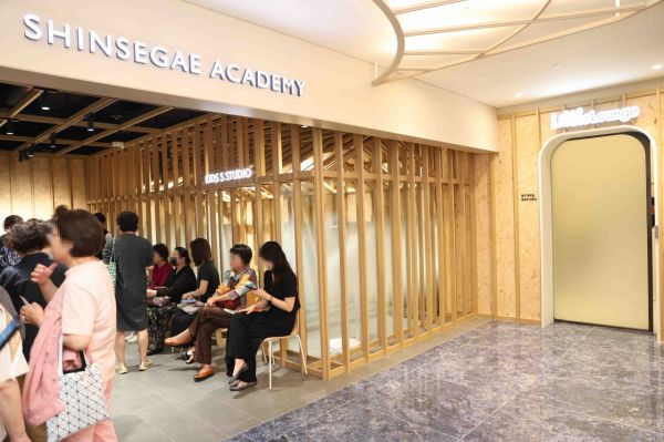 신세계 경기점 8층 아카데미에 고객이 북적이고 있다[사진제공=신세계백화점].