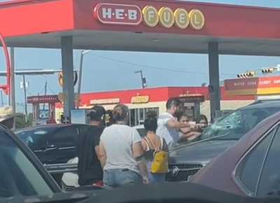 '쾅쾅' 차 앞유리 박살내는 아빠…폭염속 차에 갇힌 아기 구출