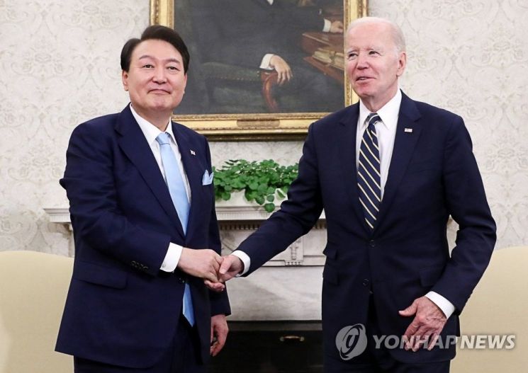 2023년 4월 26일 미국을 국빈 방문한 윤석열 대통령과 조 바이든 미국 대통령이 워싱턴DC 백악관 오벌 오피스에서 열린 한미 정상 소인수 회담에서 악수하고 있다.