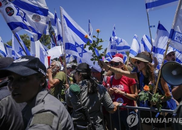 사법정비 입법에 저항하는 이스라엘 시민들과 이들을 막아서는 경찰관들. [이미지출처=AP연합뉴스]