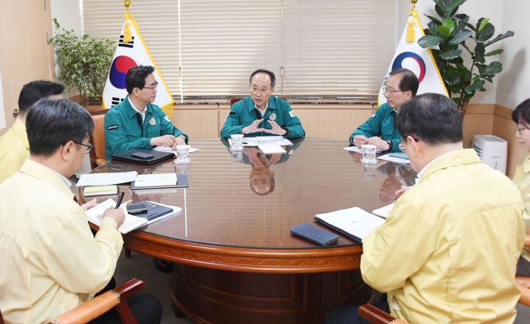 추경호 부총리 겸 기획재정부 장관이 26일 서울 종로구 정부서울청사에서 정황근 농림축산식품부 장관, 조승환 해양수산부 장관과 함께 물가 관련 현안 간담회에 참석해 발언하고 있다.