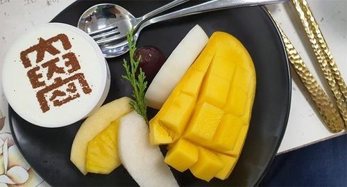 지난해 8월에는 백마회관에서 조선대 학군단 임원단의 사단장 격려 방문 만찬이 열렸다. 김 전 사단장은 조선대 학군단 출신이다.이때 회관병들은 초콜릿 가루로 '조선'이라고 쓴 티라미수를 만들었고 소주병에 '조선처럼' 스티커를 붙였다고 센터는 주장했다.[사진제공=군인권센터]