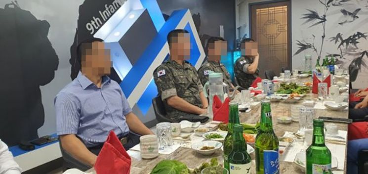 김진철 육군 군수참모부장이 9사단장을 맡고 있던 지난해 8월 열린 조선대학교 학군단 총동문회 임원단 만찬 모습.  [사진제공=군인권센터]
