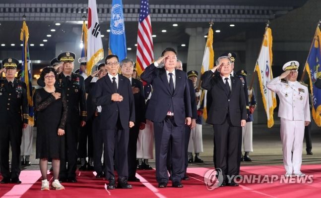 윤석열 대통령이 26일 오후 경기 성남 서울공항에 도착한 6·25 전쟁 국군전사자 유해에 경례하고 있다. [사진출처=연합뉴스]